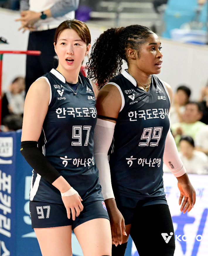 도로공사 주포 강소휘(왼쪽)와 모마. KOVO 