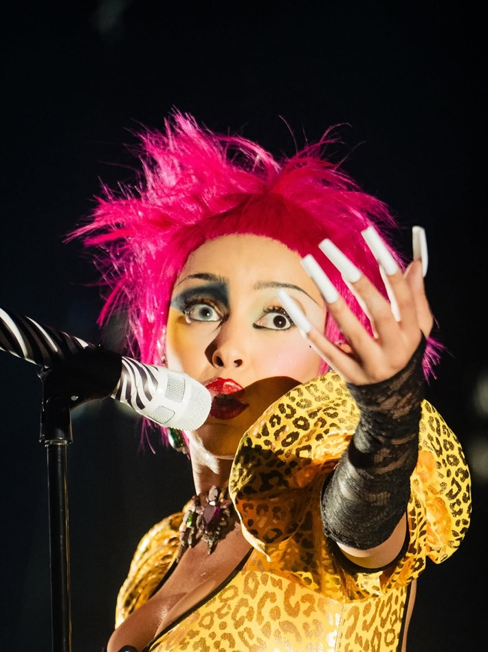 도자 캣은 투어 도시마다 매번 다른 의상 한 벌로 전체 공연을 끌어가고 있다. 사진은 지난달 열린 호주 멜버른 공연 모습. 라이브네이션코리아 제공