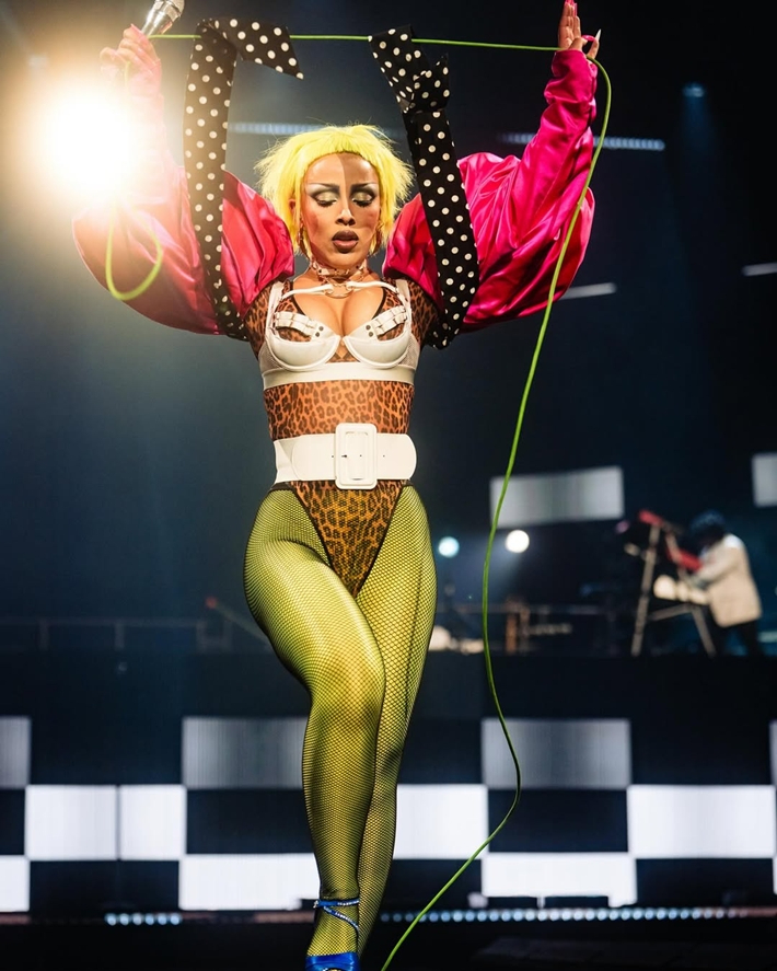 이달 2일 열린 시드니 공연에서 도자 캣이 줄 마이크 퍼포먼스를 하는 모습. 라이브네이션코리아 제공