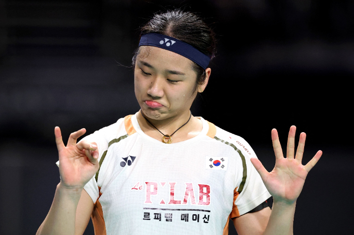 시즌 10승 달성하고 손가락 펴 보이는 안세영. 연합뉴스