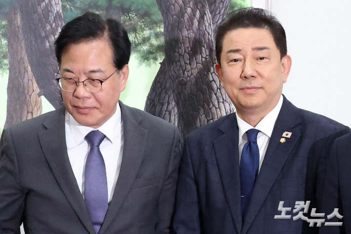 더불어민주당 김병기 원내대표와 국민의힘 송언석 원내대표가 만나 악수를 하고 자리에 앉고 있다. 윤창원 기자