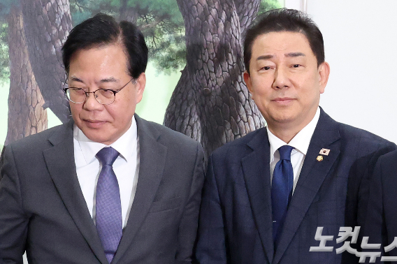 더불어민주당 김병기 원내대표와 국민의힘 송언석 원내대표가 만나 악수를 하고 자리에 앉고 있다. 윤창원 기자