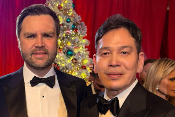 정용진 신세계그룹 회장(오른쪽)과 J.D. 밴스 미국 부통령(왼쪽). 신세계그룹 제공