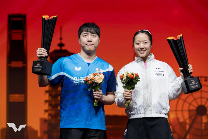 WTT 파이널스 홍콩 혼복 우승 합작한 신유빈(사진 왼쪽)과 임종훈. WTT 인스타그램 캡처 