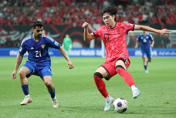 지난 6월 10일 서울월드컵경기장에서 열린 2026 북중미 월드컵 아시아 3차 예선 최종전 한국과 쿠웨이트의 경기. 한국 배준호가 수비를 돌파하고 있다. 연합뉴스