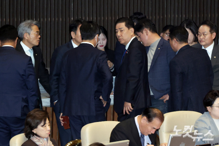 12일 서울 여의도 국회에서 열린 본회의에서 더불어민주당 김병기 원내대표와 의원들이 대화를 하고 있다. 윤창원 기자