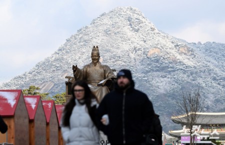 눈 쌓인 북악산