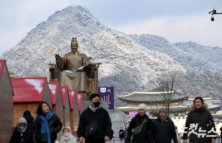 밤새 내린 눈 쌓인 북악산