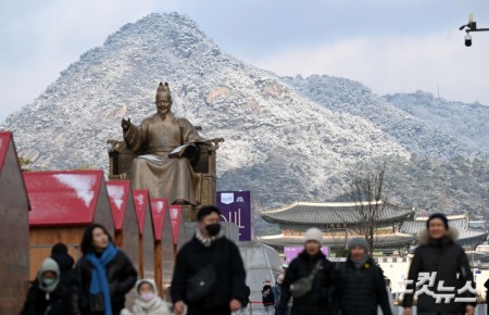 밤새 내린 눈 쌓인 북악산
