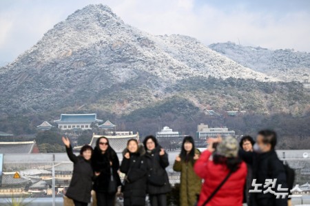 눈 내린 북악산