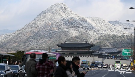 하얗게 변한 북악산