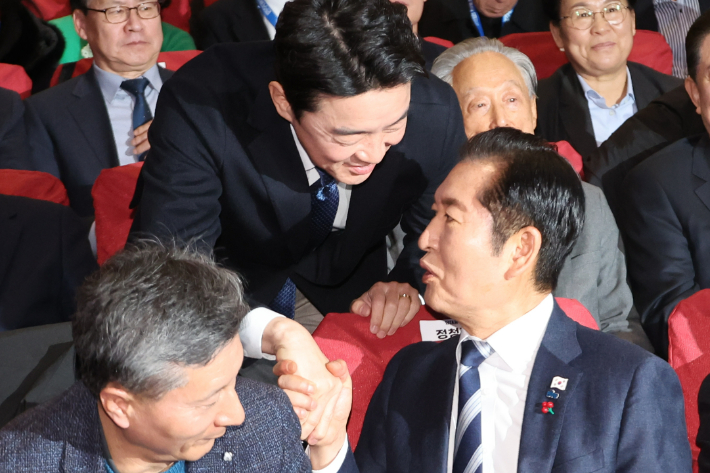 더불어민주당 정청래 대표가 14일 서울 여의도 국회 의원회관에서 열린 '더불어민주당 창당 70주년 기념 당원의 날 행사'에 참석한 강훈식 대통령 비서실장과 악수하고 있다. 연합뉴스