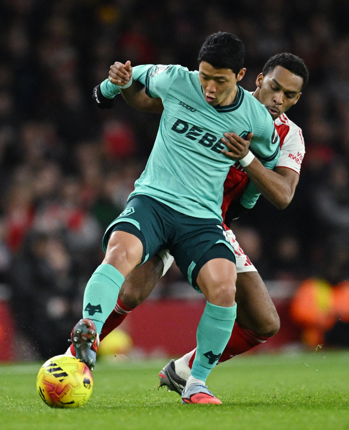 볼 간수하는 황희찬(사진 앞쪽). 연합뉴스