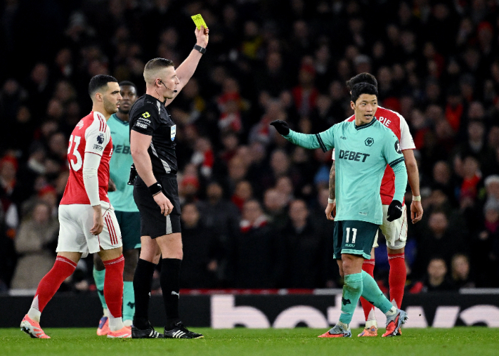 경고 받는 울버햄프턴 황희찬(사진 오른쪽). 연합뉴스