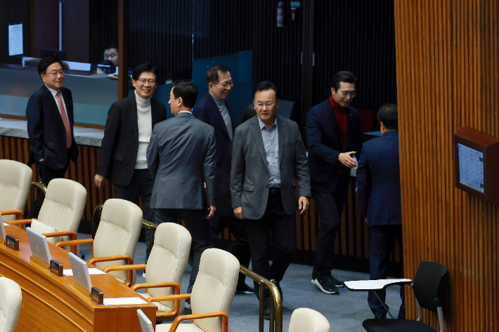 필리버스터 종결 투표 앞두고 본회의장 떠나는 국민의힘 의원들. 연합뉴스
