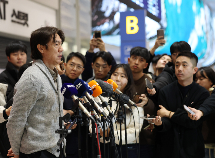 국제축구연맹(FIFA) 2026 북중미 월드컵에 나서는 홍명보 축구대표팀 감독이 월드컵 조 추첨식 참석과 베이스캠프 답사를 마치고 지난 12일 인천국제공항을 통해 귀국한 뒤 취재진과 인터뷰를 하고 있다. 연합뉴스