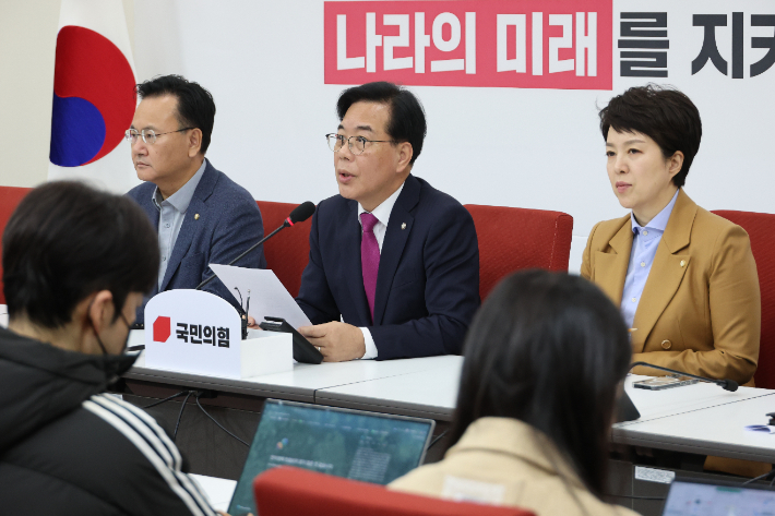 국민의힘 송언석 원내대표가 14일 서울 여의도 국회에서 통일교 금품수수 연루 의혹 특검 제안과 관련해 기자간담회를 하고 있다. 연합뉴스