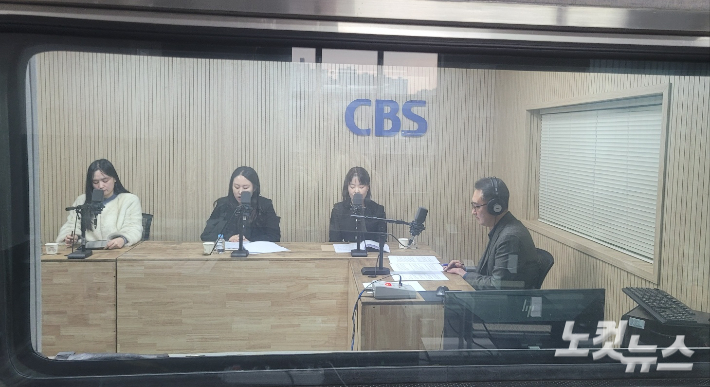 왼쪽부터 유다정 리포터, 김민경 장학사, 엄성남 장학사, 김종현 앵커. 충북CBS