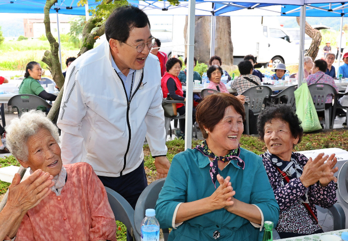 경주시가 의료·요양·돌봄 통합지원체계 구축에 나선 가운데, 주낙영 경주시장이 지역 어르신들과 인사를 나누고 있다. 경주시 제공
