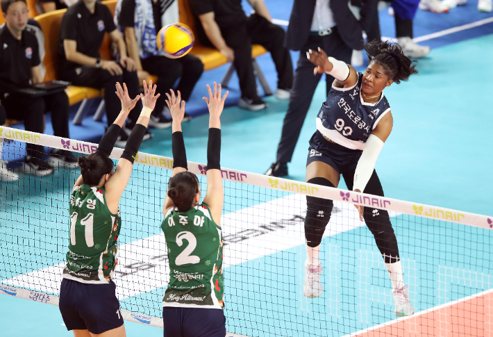 14일 오후 경북 김천실내체육관에서 열린 여자 프로배구 IBK기업은행 알토스와 한국도로공사 하이패스의 경기. 한국도로공사 레티치아 모마 바소코(사진 오른쪽)가 공격을 시도하고 있다. 연합뉴스