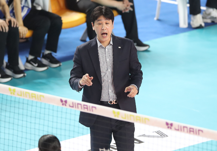 한국도로공사 김종민 감독이 작전 지시를 하고 있다. 연합뉴스