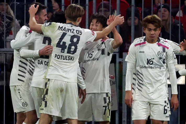 동료들의 축하를 받은 이재성(7번). 연합뉴스