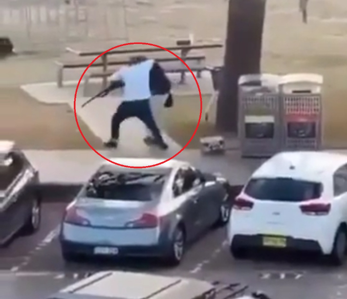 총격범과 격투 벌여 장총 빼앗는 시민. SNS 캡처