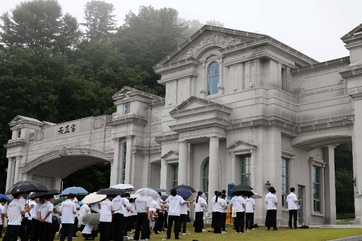 가평 통일교 천정궁 앞에 모인 신도들의 모습. 박종민 기자