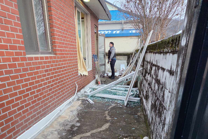 지난 14일 오후 4시 53분쯤 강원 원주시 지정면 행정복지센터 인근 단독주택에서 휴대용 가스버너가 폭발한 현장. 강원소방본부 제공