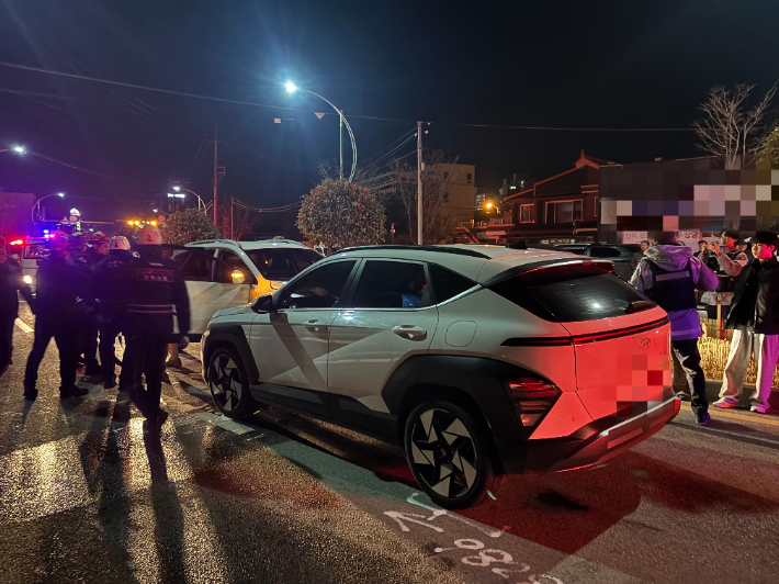 지난 14일 오후 7시 4분쯤 부안군 선은리의 한 도로에서 한 코나 차량이 역주행을 하다 마주 오던 투싼 차량을 들이받았다. 전북소방본부 제공