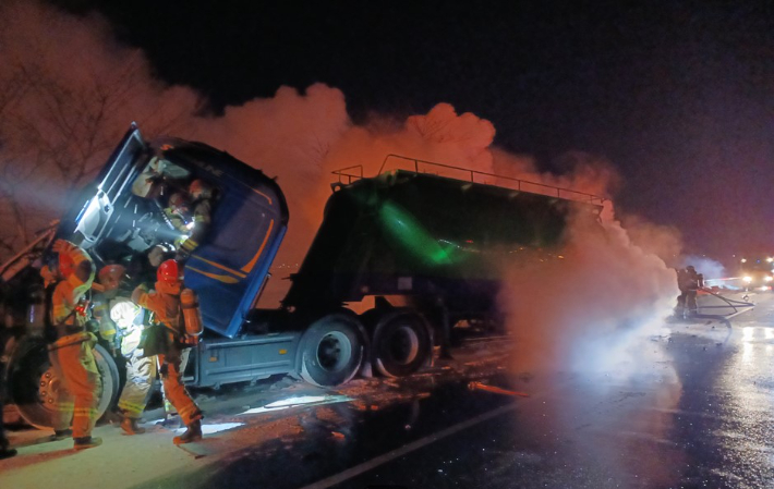 15일 오전 6시 7분쯤 경북 칠곡군 북삼읍 오평리의 한 도로를 달리던 25t 탱크로리 차량이 앞서 가던 6.5t 화물차의 적재함을 추돌한 뒤 불이 났다. 