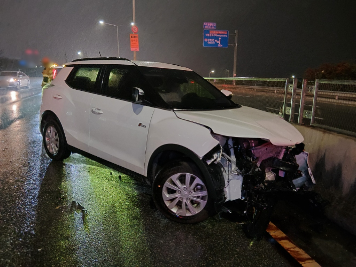 13일 오후 6시 55분 부산 사상구 강변대로에서 역주행하던 SUV가 차량 2대를 잇따라 들이받았다. 부산경찰청 제공