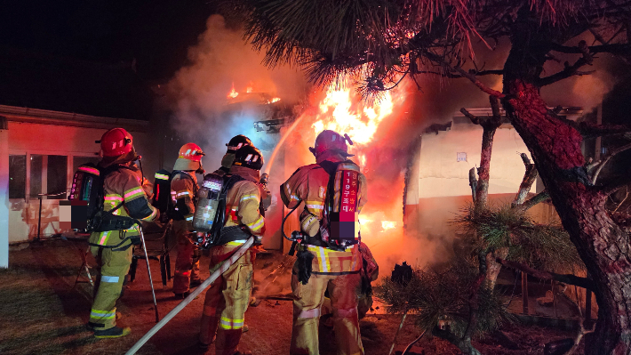 출동한 소방관들이 경주시 동방동 단독주택 화재를 진화하고 있다. 경북소방본부 제공