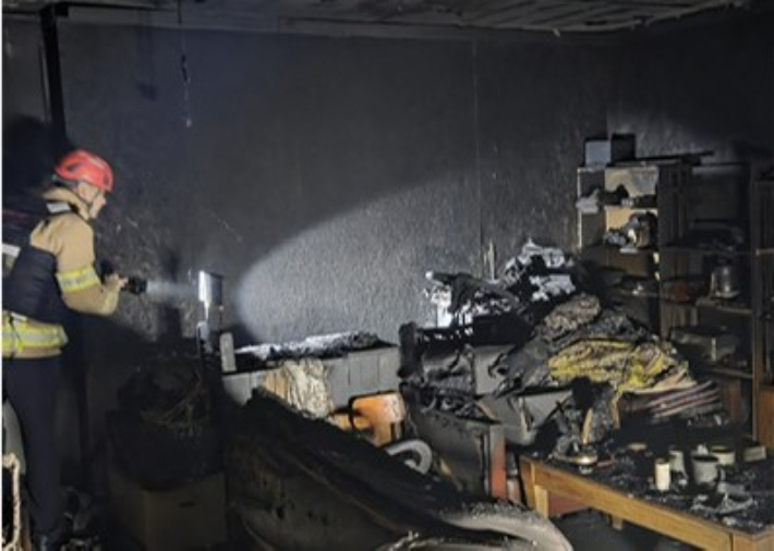 출동한 소방관들이 경주시 배동 단독주택 화재를 진화하고 있다. 경북소방본부 제공