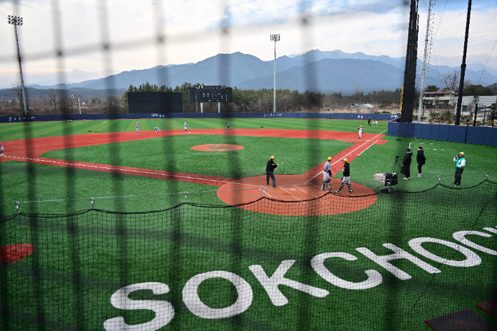 속초에서 전지훈련 중인 야구단. 속초시 제공
