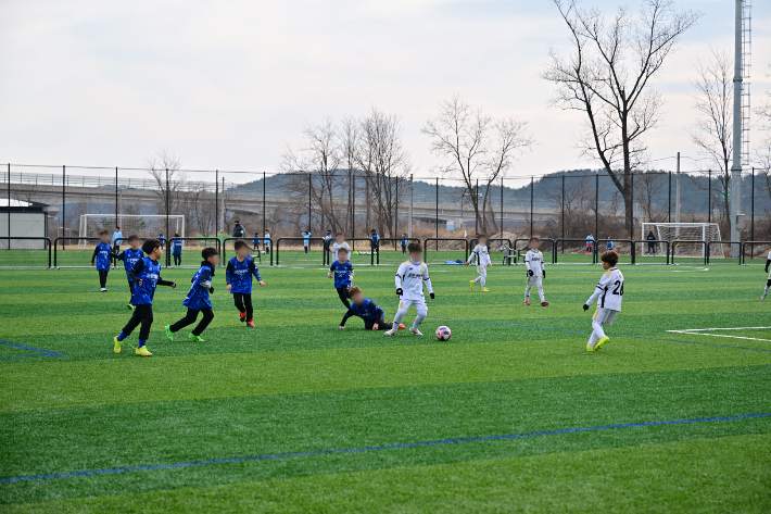 속초시에서 전지훈련 중인 축구단. 속초시 제공