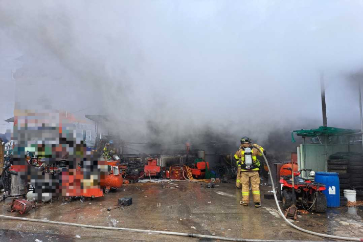 15일 오전 8시 39분쯤 강원 원주시 태장동의 한 건설기계 업체에서 불이 났다. 강원소방본부 제공