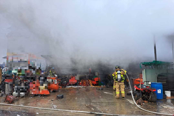 15일 오전 8시 39분쯤 강원 원주시 태장동의 한 건설기계 업체에서 불이 났다. 강원소방본부 제공