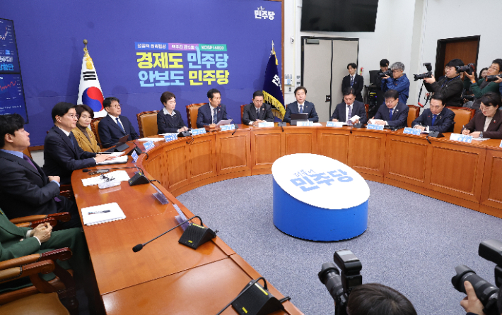 더불어민주당 정청래 대표가 15일 서울 여의도 국회에서 열린 최고위원회의에서 발언하고 있다. 연합뉴스