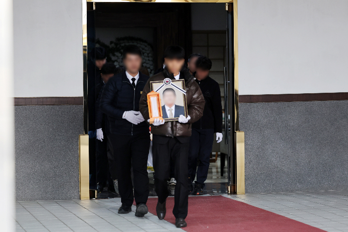 15일 오전 광주 광산구 한 장례식장에서 '광주대표도서관 붕괴 사고' 희생자 중 한 명인 50대 김모 씨의 발인식이 엄수되고 있다. 연합뉴스