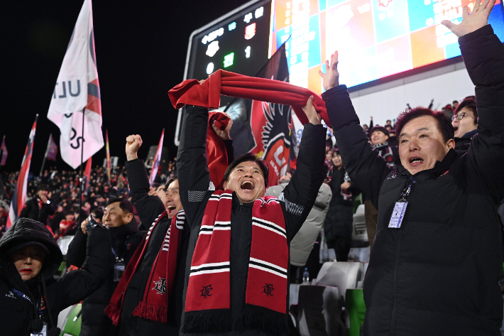 조용익 부천시장이 환호하고 있는 모습. 부천시 제공