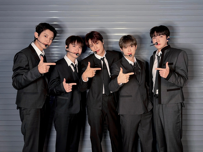 그룹 엑소가 내년 1월 19일 정규 8집 '리버스'를 발매한다. 사진은 14일 인천 인스파이어 아레나에서 열린 단독 팬 미팅 '엑소버스' 때 모습. 엑소 공식 트위터