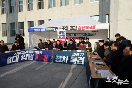 국민의힘 장동혁 대표가 15일 서울 여의도 국회 본관 앞에 마련된 천막 농성성장에서 열린 최고위원회의에서 발언을 하고 있다.