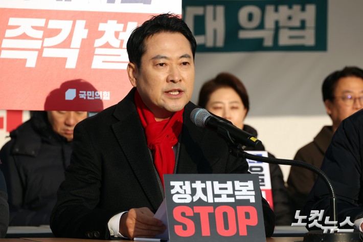 국민의힘 장동혁 대표가 15일 서울 여의도 국회 본관 앞에 마련된 천막 농성성장에서 열린 최고위원회의에서 발언을 하고 있다.