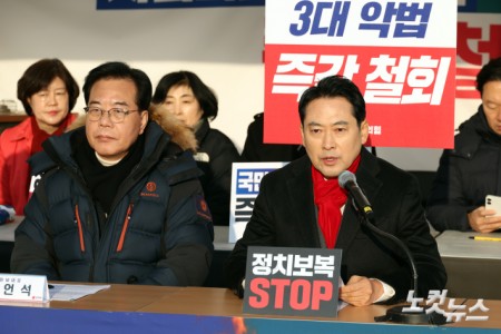 국민의힘 장동혁 대표가 15일 서울 여의도 국회 본관 앞에 마련된 천막 농성성장에서 열린 최고위원회의에서 발언을 하고 있다.