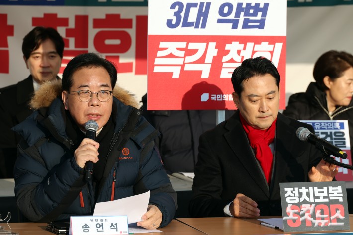 국민의힘 송언석 원내대표가 15일 서울 여의도 국회 본관 앞에 마련된 천막 농성성장에서 열린 최고위원회의에서 발언을 하고 있다.