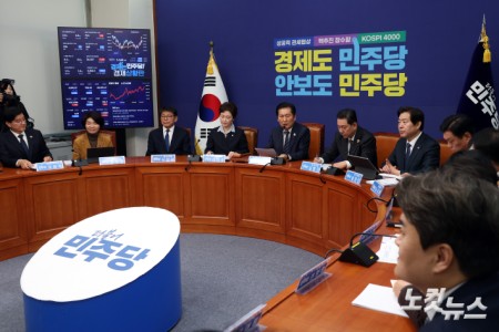 더불어민주당 정청래 대표가 15일 서울 여의도 국회에서 열린 최고위원회의에서 발언을 하고 있다.