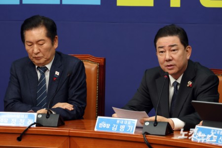 더불어민주당 김병기 원내대표가 15일 서울 여의도 국회에서 열린 최고위원회의에서 발언을 하고 있다.