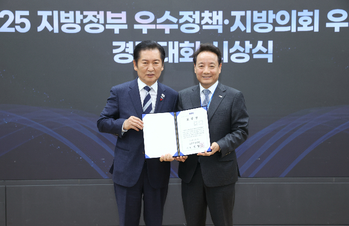 임택 광주 동구청장이 지난 14일 국회의원회관에서 열린 2025 지방정부 우수정책 경진대회에서 최우수상을 받은 뒤 정청래 더불어민주당 대표와 기념촬영을 하고 있다. 더불어민주당 참좋은지방정부위원회 제공