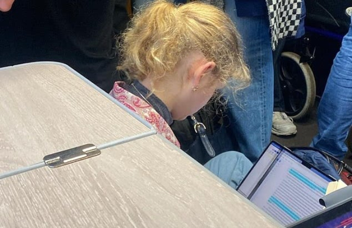 영국 왕위 계승 서열 17위 루이즈 윈저 공주가 승객으로 가득 찬 열차에 앉아 이동하고 있다. X 캡처